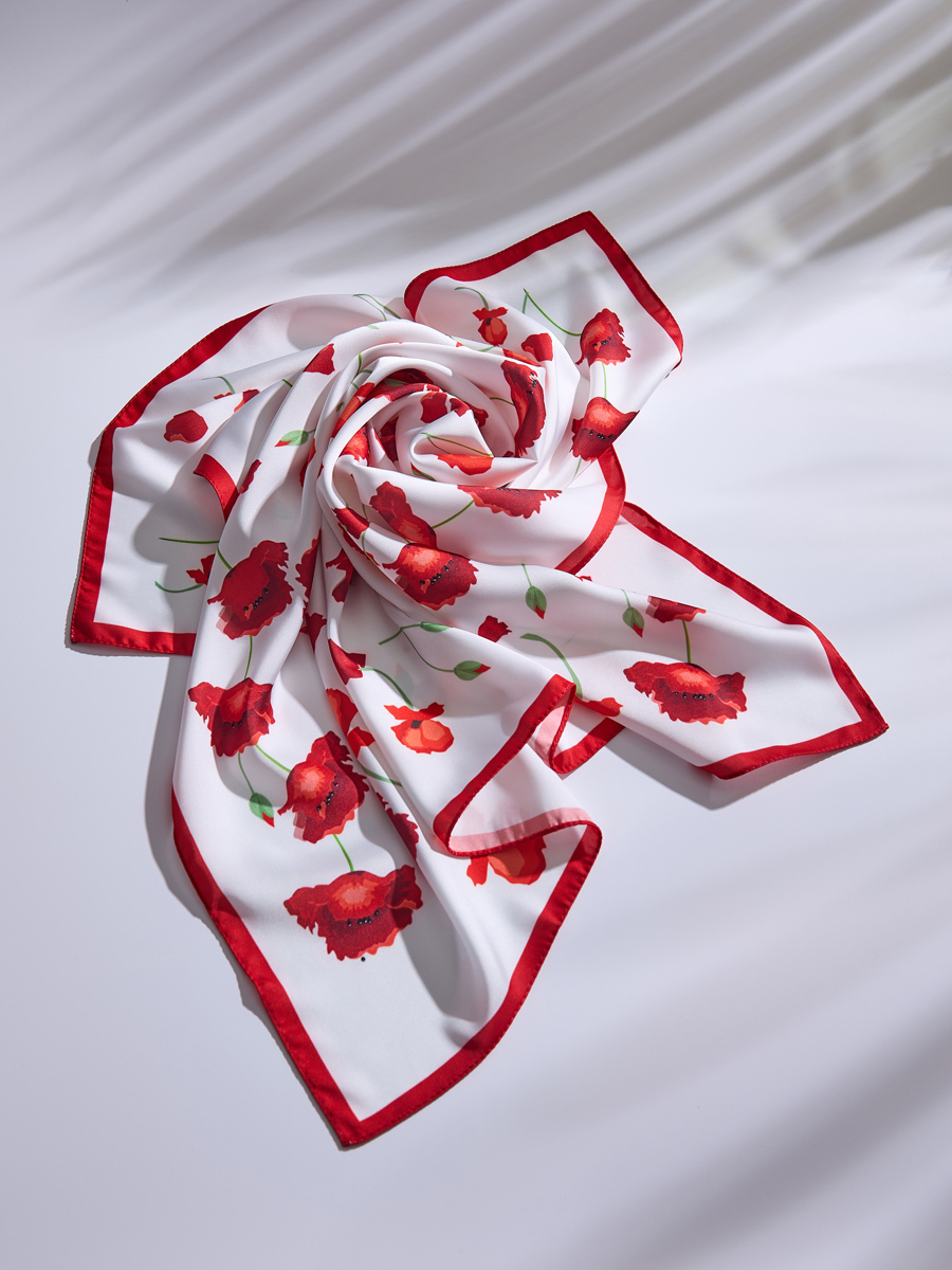 красивый платок на фоне теней от растения