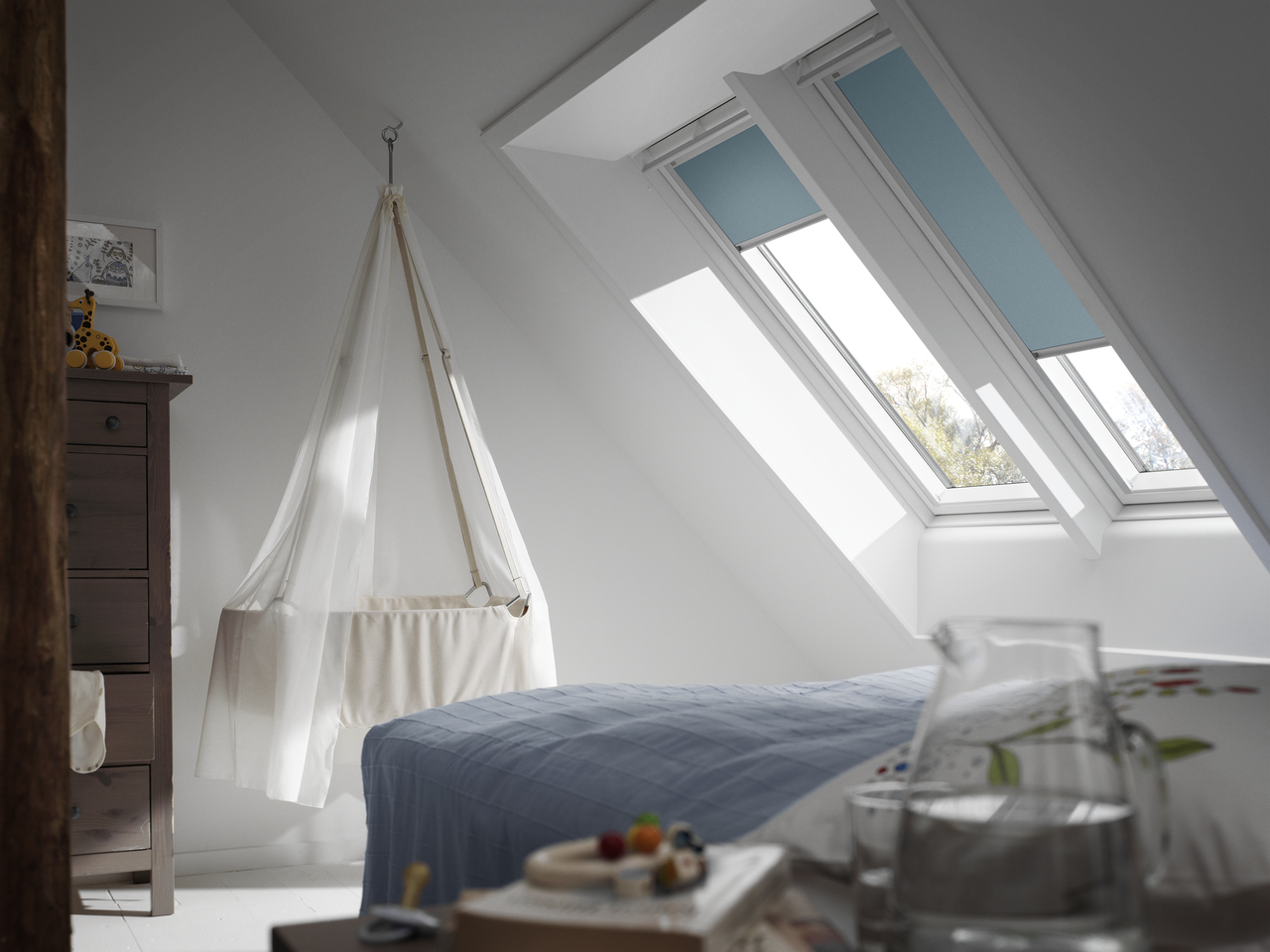 Velux шторы на мансардные. Шторы для мансардных окон Velux. Треугольное окно на мансарде. Шторы на треугольные окна на мансарде. Шторы на треугольные мансардные окна.