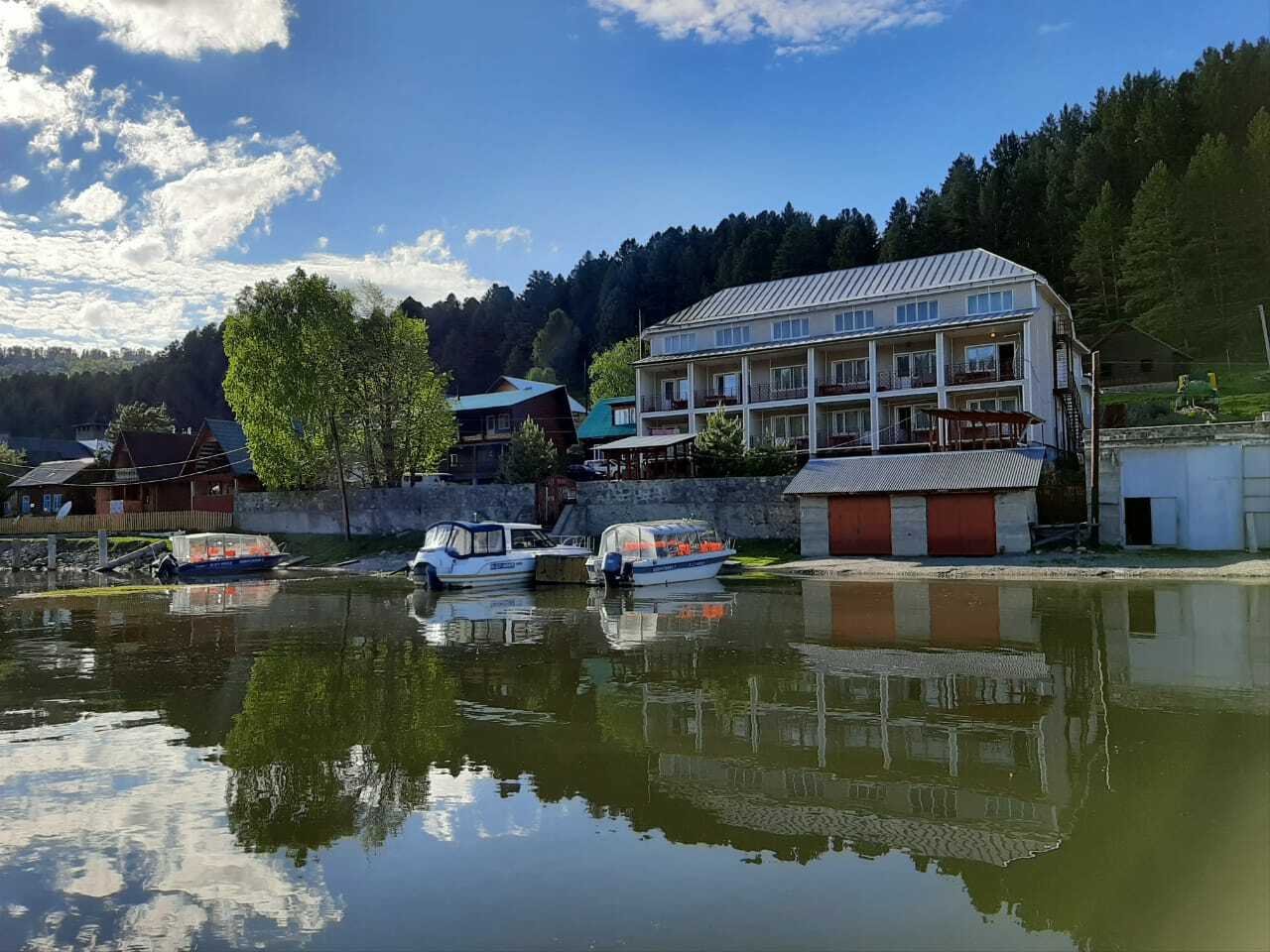 Гостиница у озера