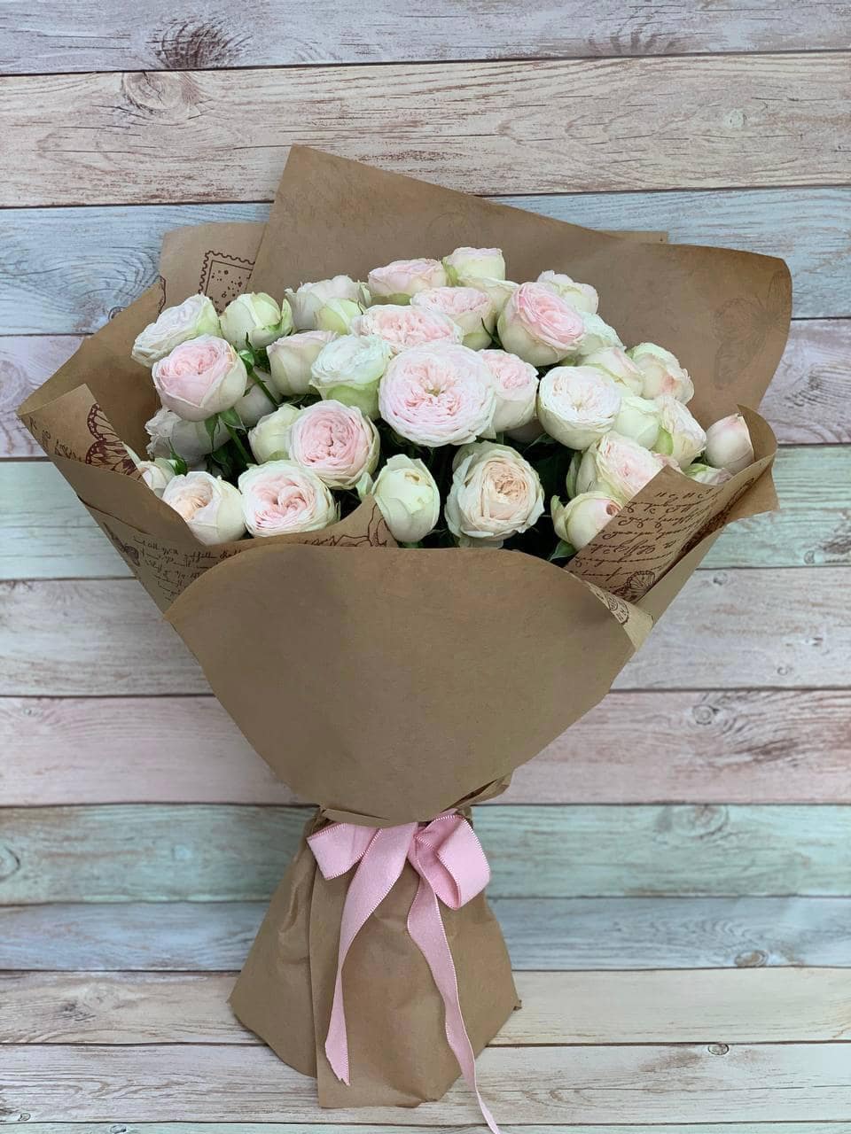 Букет цветов с доставкой в Нижнем Новгороде. Цветы в букете. Розы. Пионовые розы в букете