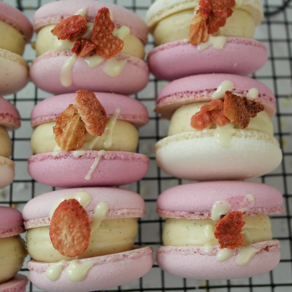 Макарон со вкусом клубничного пломбира