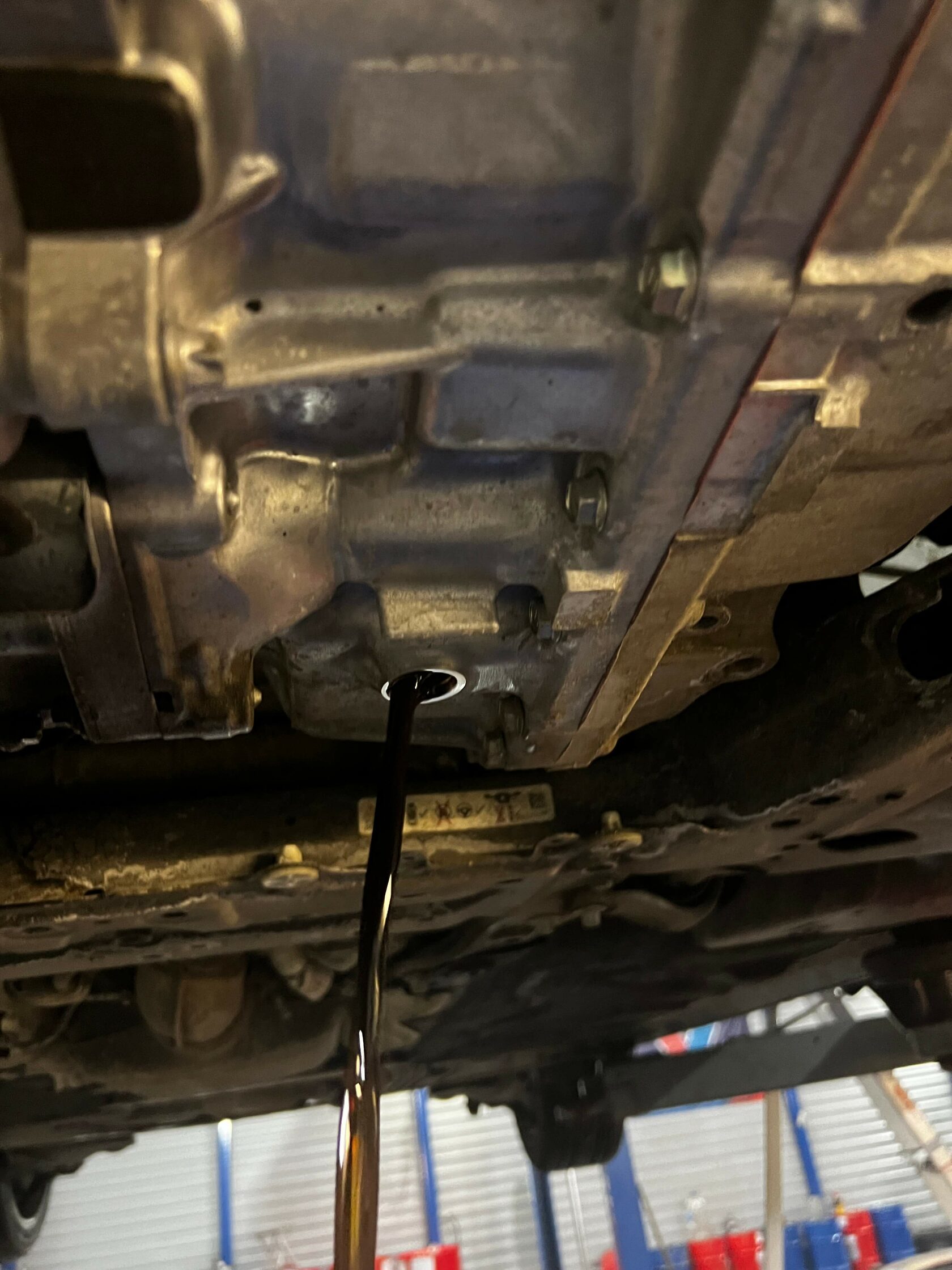 Слив старого масла через контрольный стакан