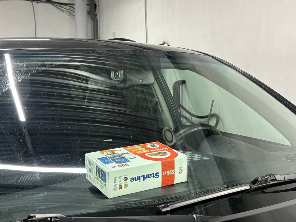 Комплект StarLine S96 V2 на капоте Toyota Highlander у лобового стекла