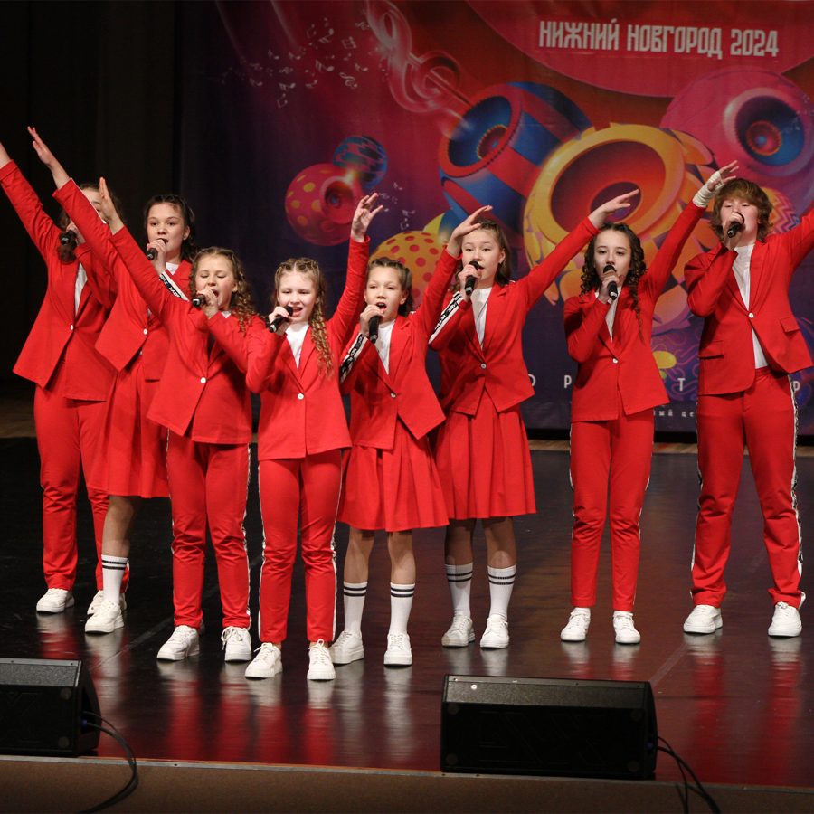 Вокальный ансамбль в красных костюмах на сцене, Нижний Новгород 2024