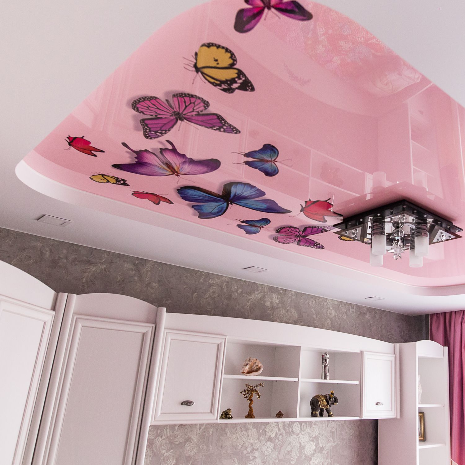 Натяжной потолок с бабочками для детской