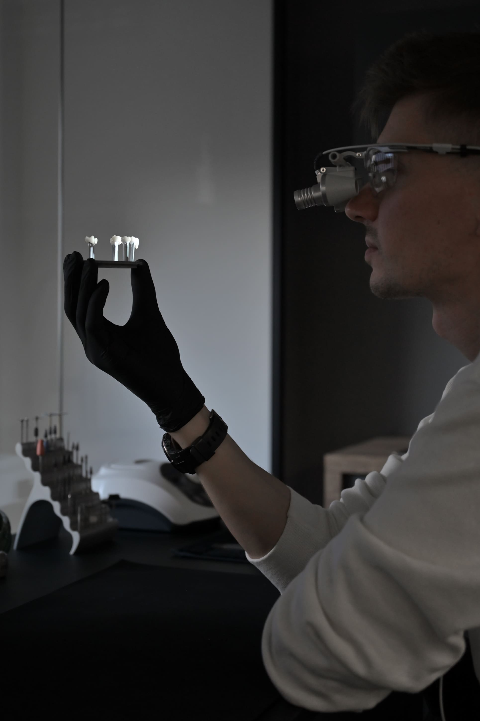 Долговечные зубные коронки и виниры в стоматологии на Ленинградском проспекте.