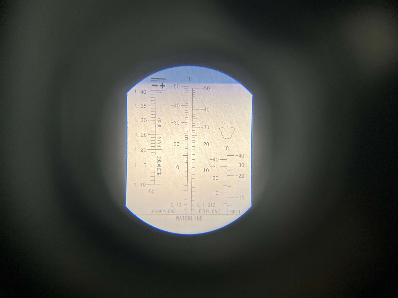 Перед началом работ проверяем рефрактометром состояние антифриза на Jeep Grand Cherokee WK2