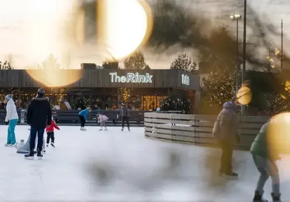 Гости на зимнем катке The Rink в Сколково