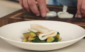 Приготовление салата из битых огурцов по рецепту Ивлева: шаг 10