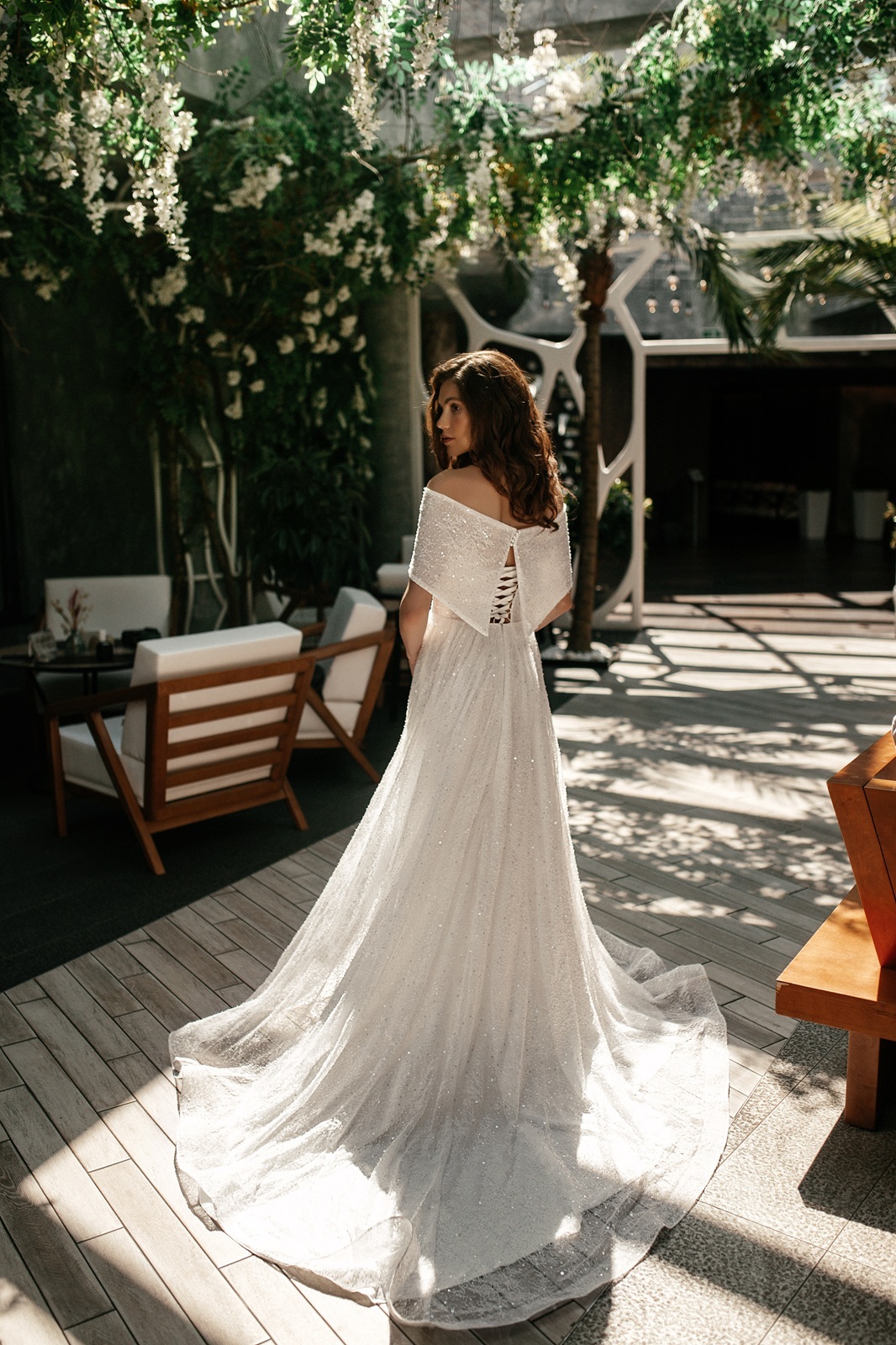 Свадебное платье блестящее со шлейфом