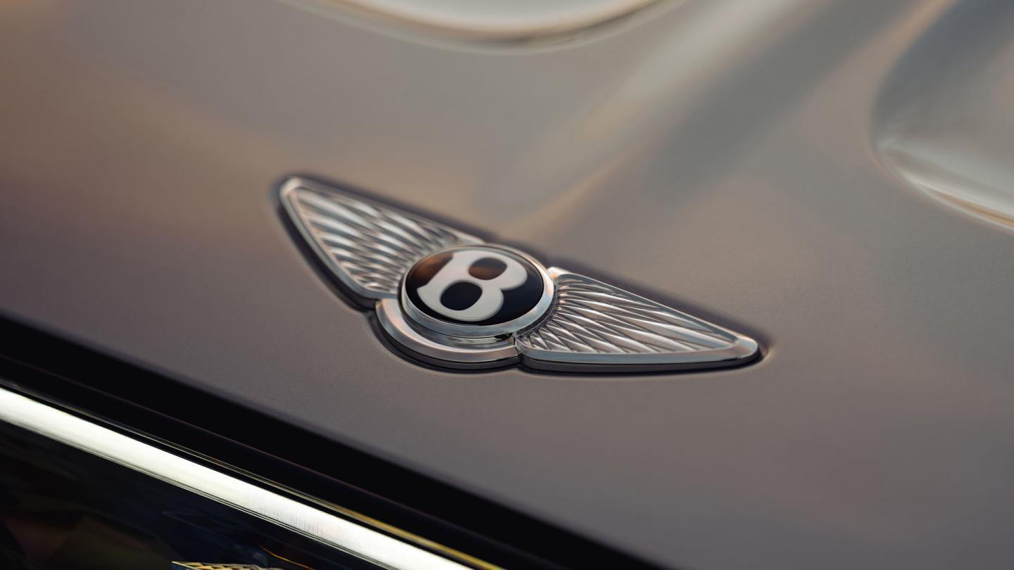 Крылатая эмблема Bentley на капоте