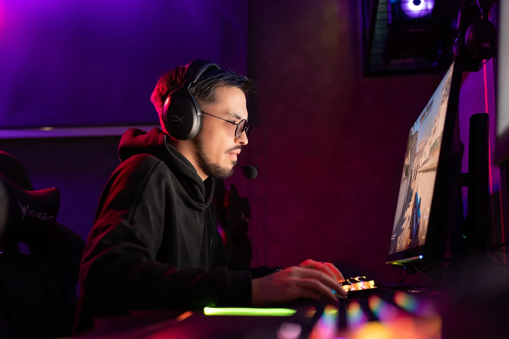 Игрок в компьютерном клубе CH Gaming