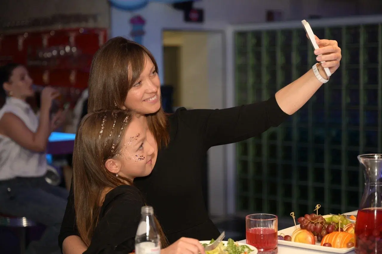 Ученица фотографируется с преподавателем по вокалу