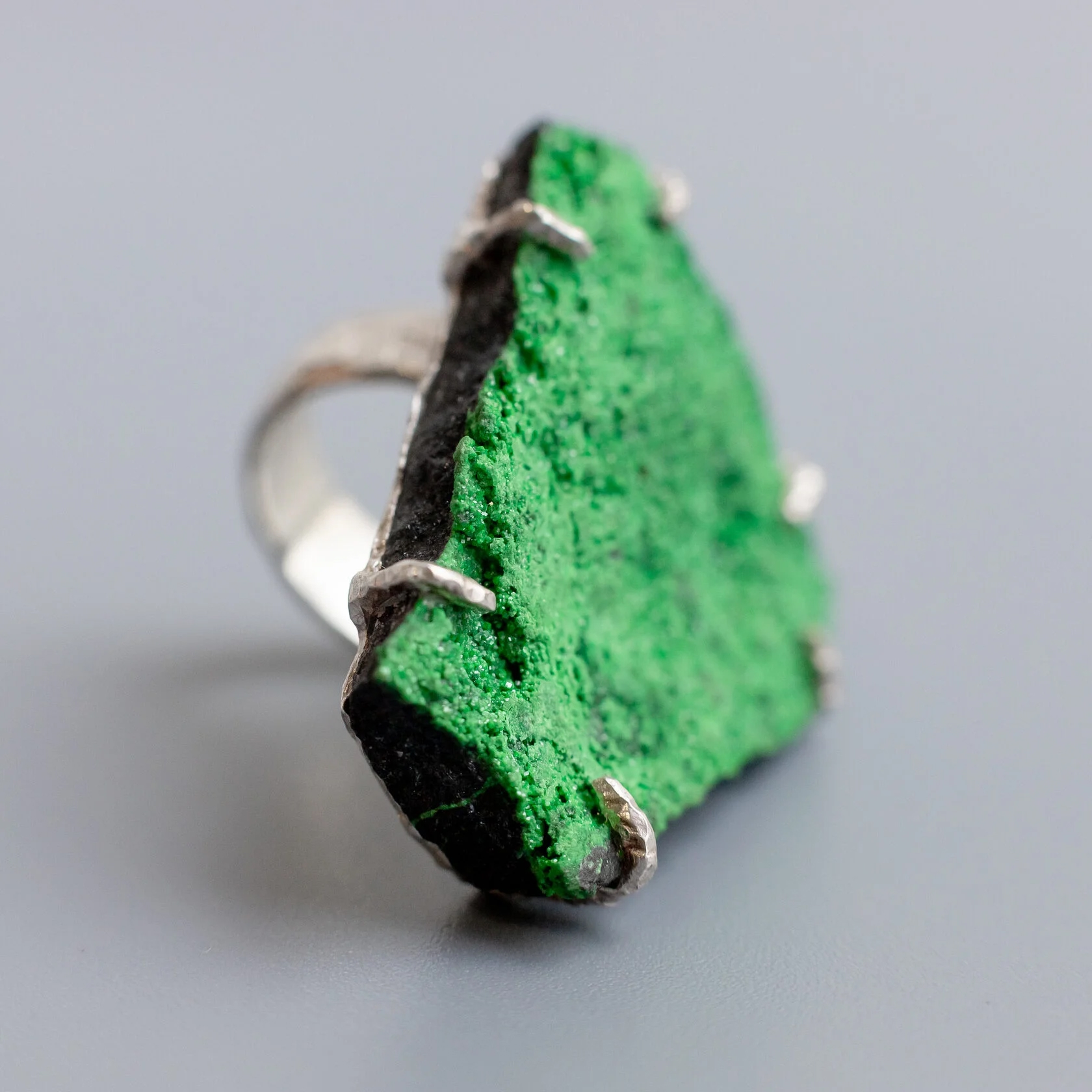 уваровит камень свойства, уваровит камень значение, зеленый уваровит фото, украшения с уваровитом, уваровит из России, натуральные камни