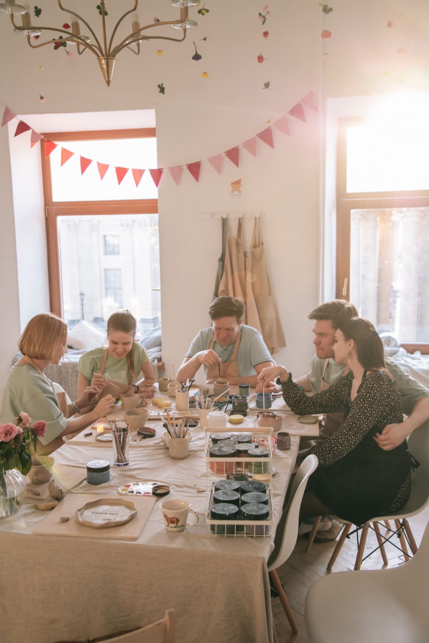 Гости лепят и расписывают керамику на празднике