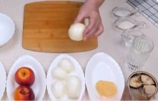 Приготовление салата «Мимоза» с яблоком: шаг 1