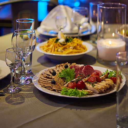 мясная нарезка на банкетном столе