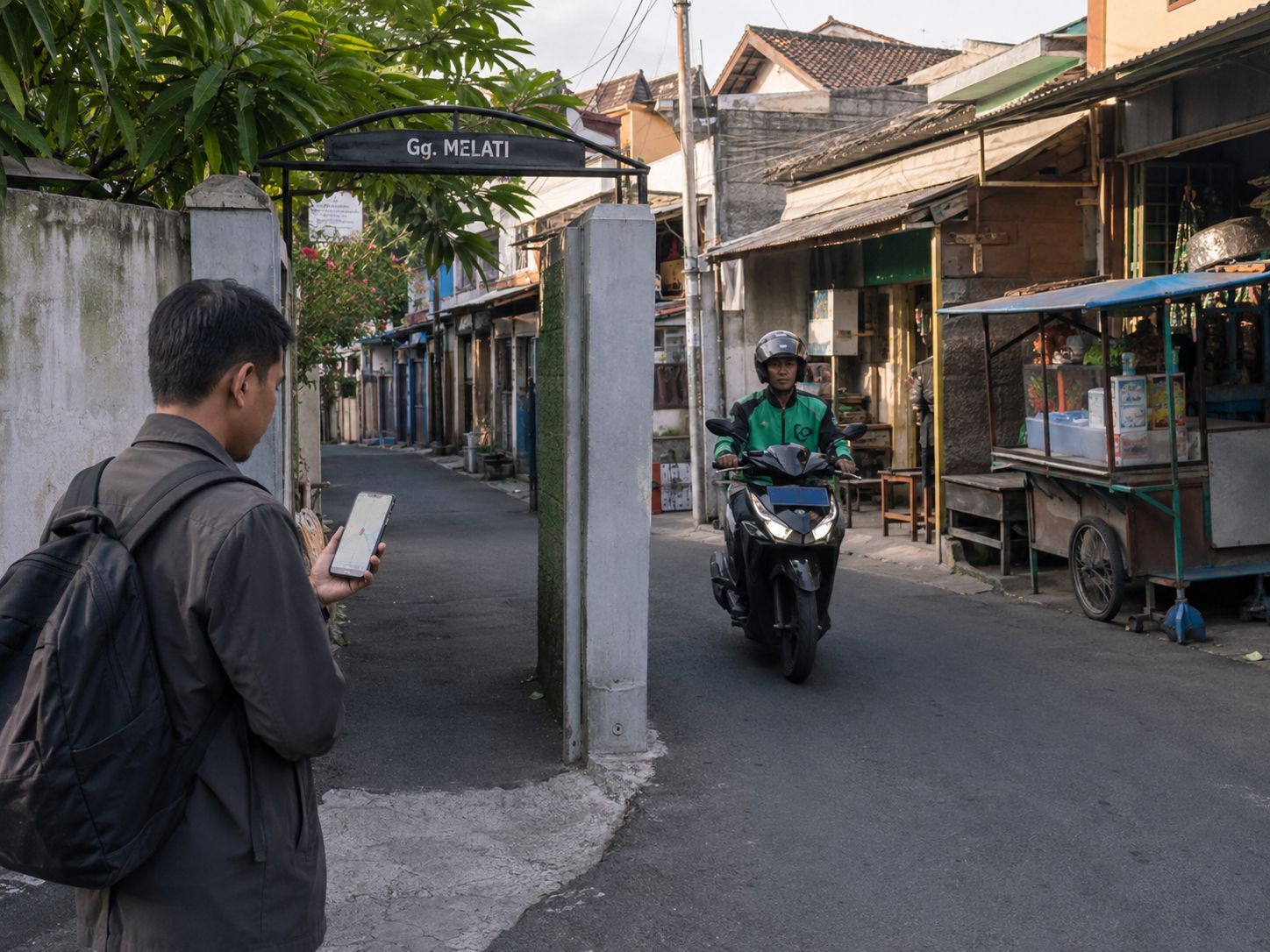Pengendara dan penumpang bertemu di titik lokasi yang jelas di sebuah gang perkotaan Indonesia