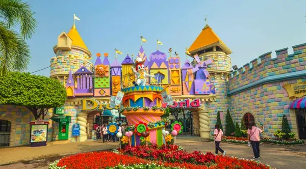 Сказочный замок Fantasy Land с вывеской Dream World при входе в тайский Диснейленд