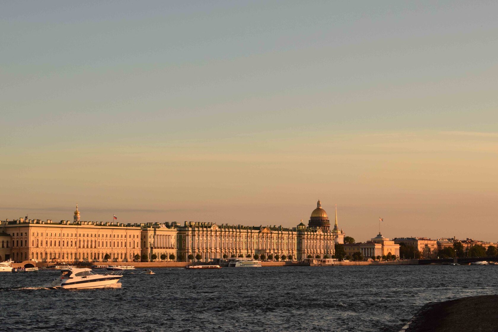 Дворцовая набережная и Зимний дворец