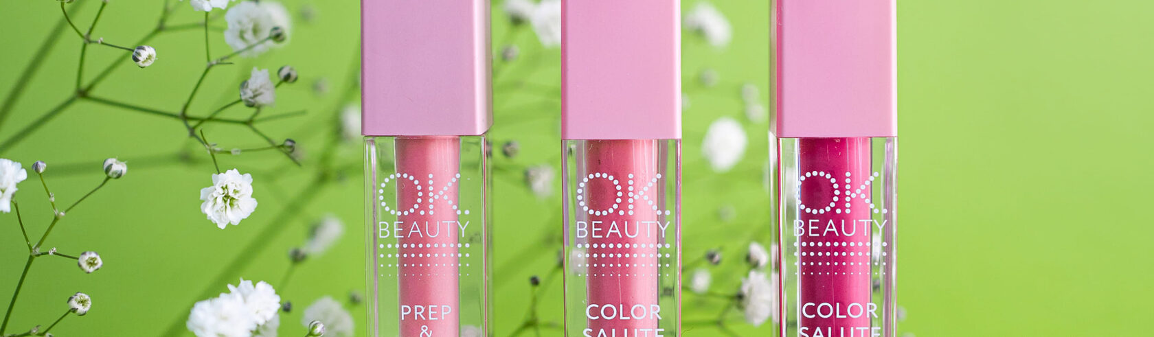 Фотосъемка кольца и браслета Swarovski с использованием студийного освещения и реквизита для создания стильного образа.