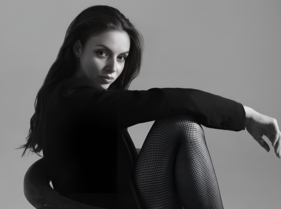 девушка смотрит в глаза