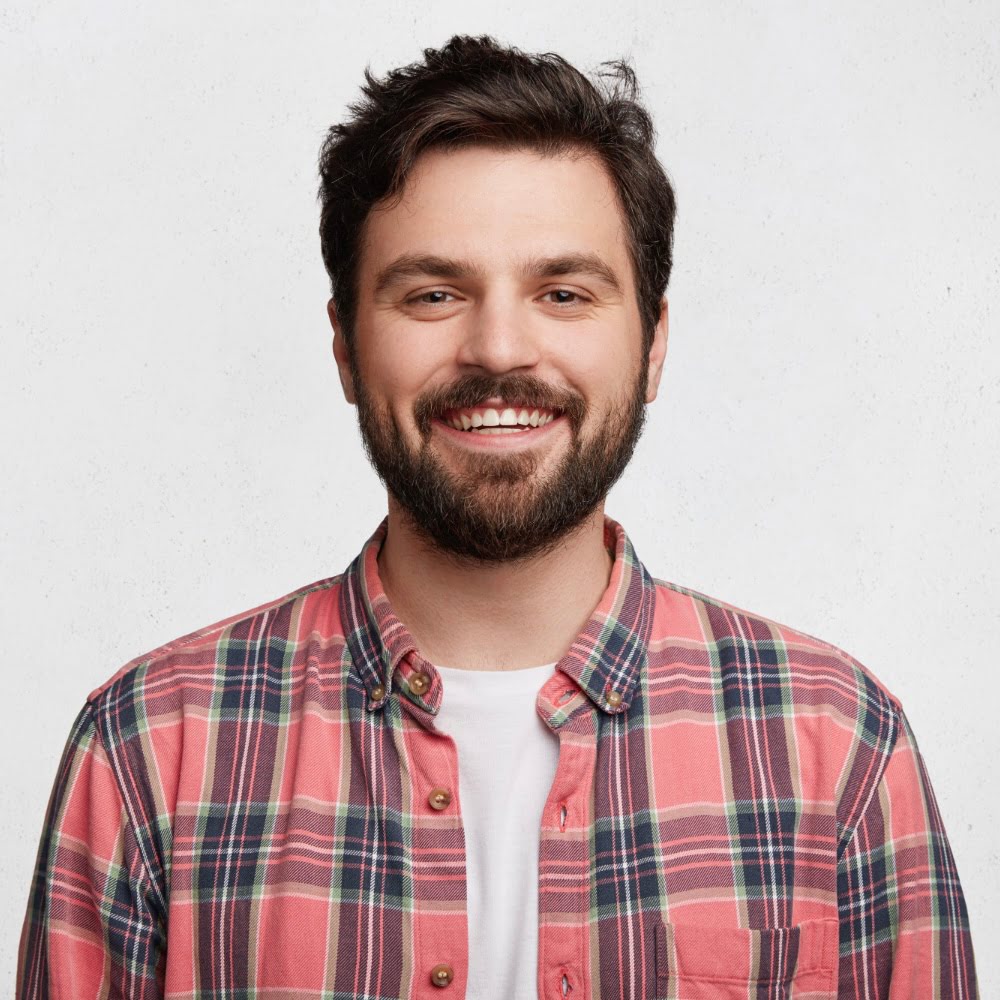 https://ru.freepik.com/free-photo/young-bearded-man-with-striped-shirt_9660042.htm