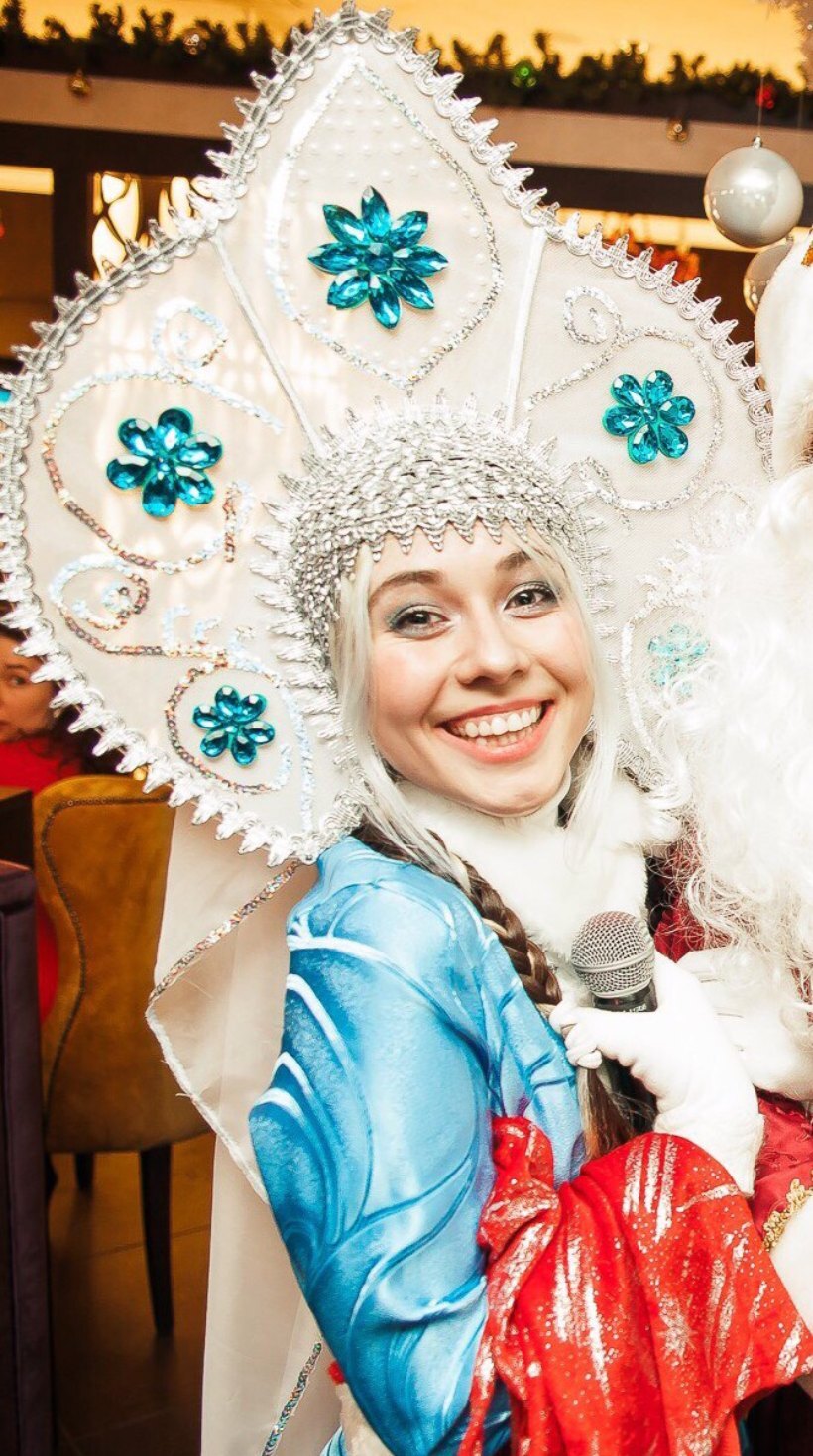 Аделина Сахапова, одна из основателей ФРУК, в костюме Снегурочки