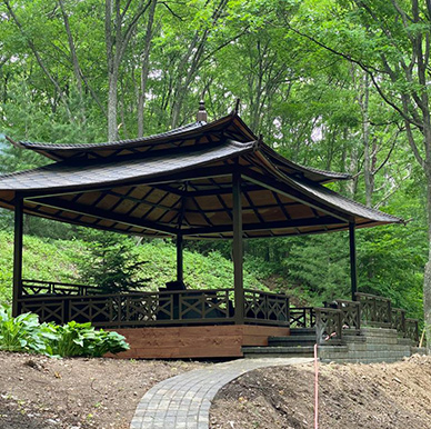 Проектирование и строительство беседки в азиатском стиле в пригороде. Изготовление металлоконструкции, доставка, монтаж и установка. Подготовка и расчистка площадки под строительство