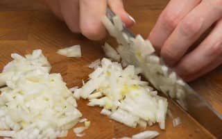 Приготовление мясного хлеба из куриного фарша в духовке: шаг 2