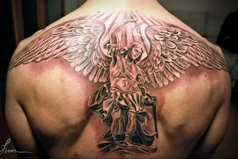 Тату архангела на плече