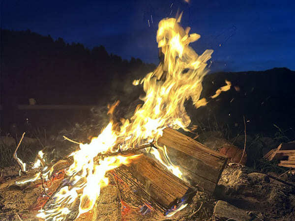 Семейный лагерь - вечерние посиделки у костра