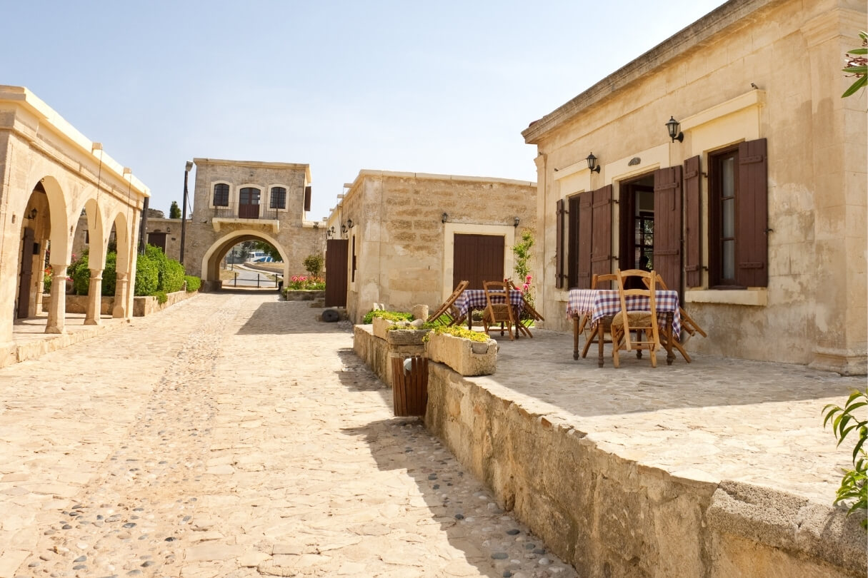 Атмосферная деревня на полуострове Karpaz с уютным кафе