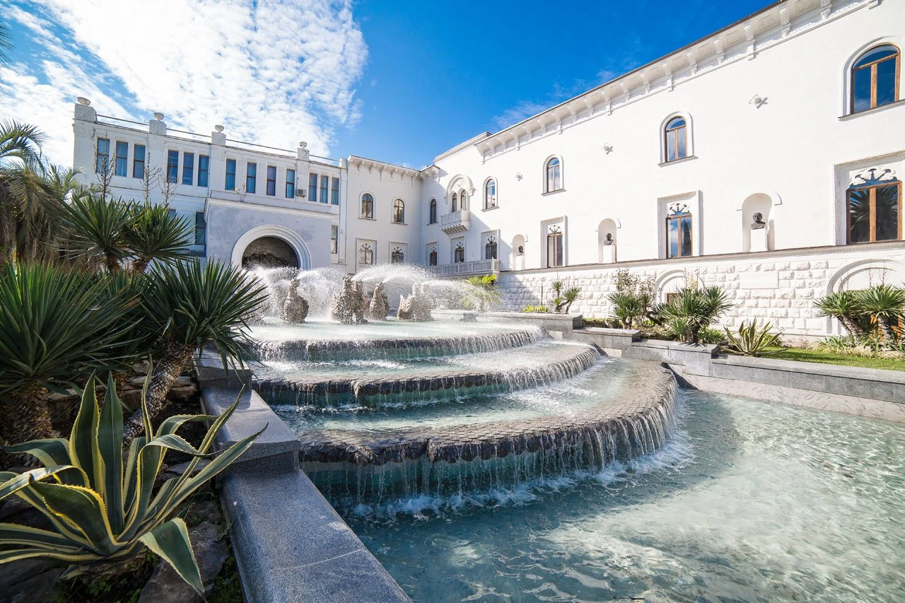 Набережная сухум бухта. Камеры абхазии сухум. Сухум площадь им с в багапш. Сухум. Краснодарский край сухум.