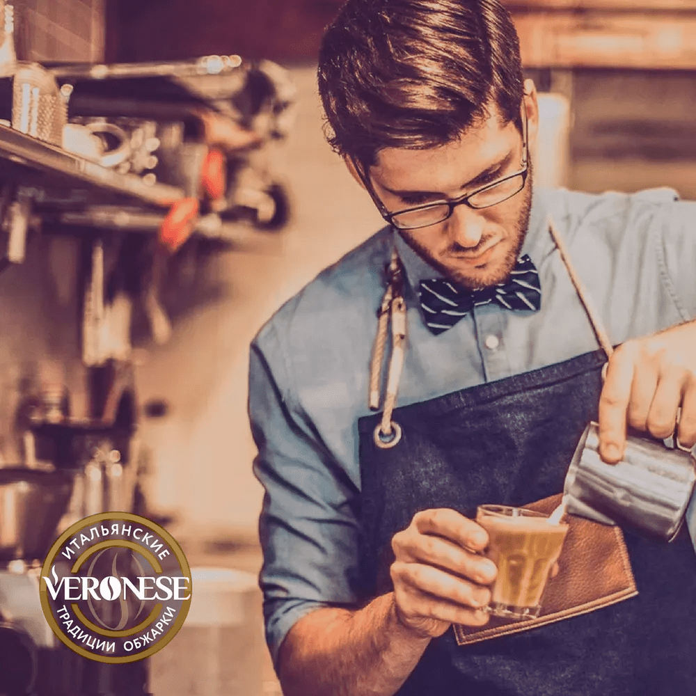 Veronese. Кофейный бариста. Капучино, эспрессо, латте. Приготовление кофейного напитка.
