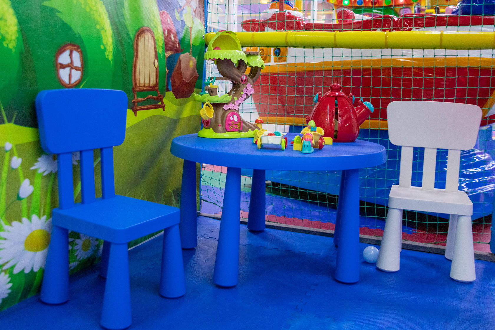детский стол в игровую комнату