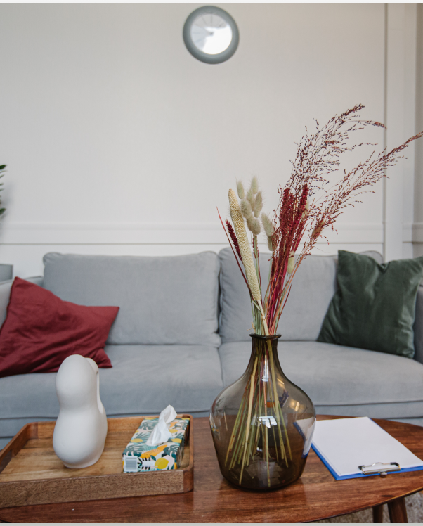 Кабинет в почасовую аренду для психологов В интерьере использовались оттенки серого и зеленого, что в сочетании с натуральным деревом