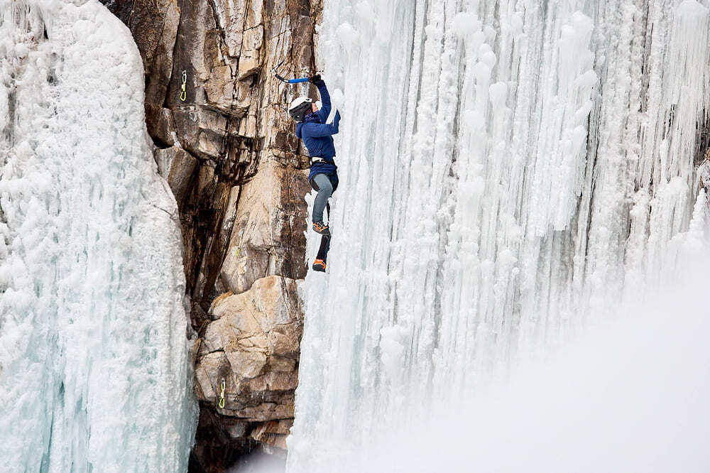 Ледолазание — это один из ключевых навыков альпиниста, основа уверенного передвижения по снежно-ледовым маршрутам и путь к новым вершинам