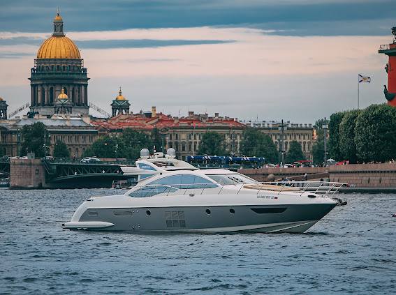 Яхта Azimut 62S — фото 2 для аренды в СПб