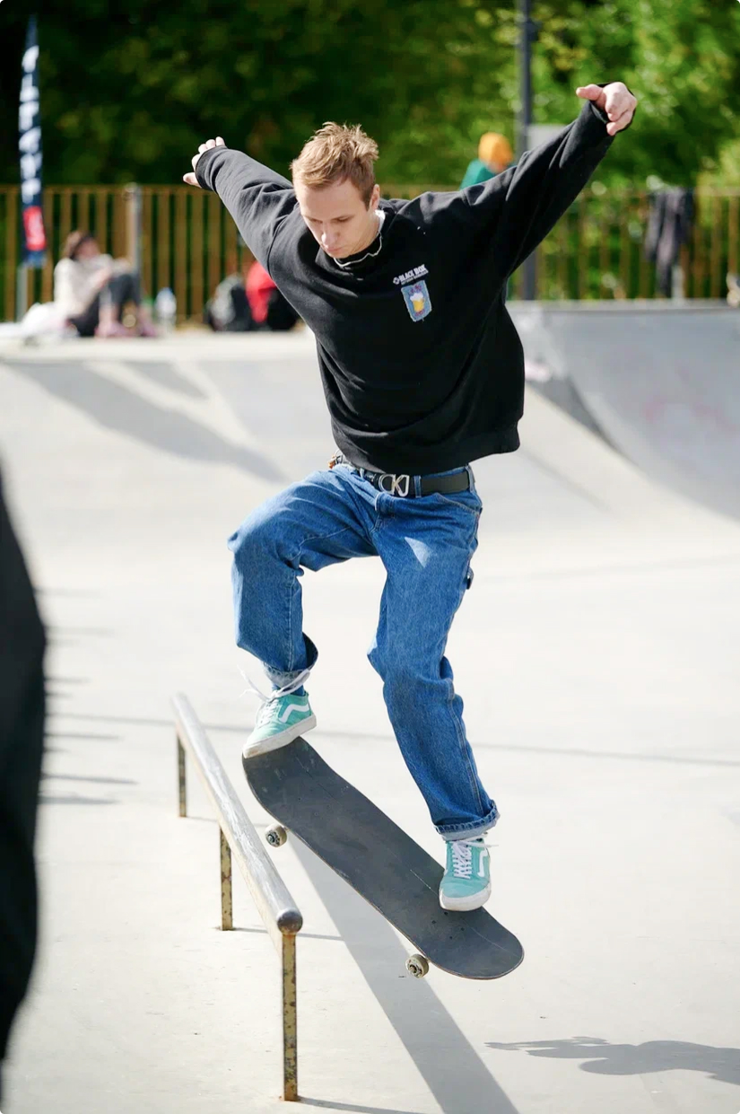 скейтер выполняет трюк