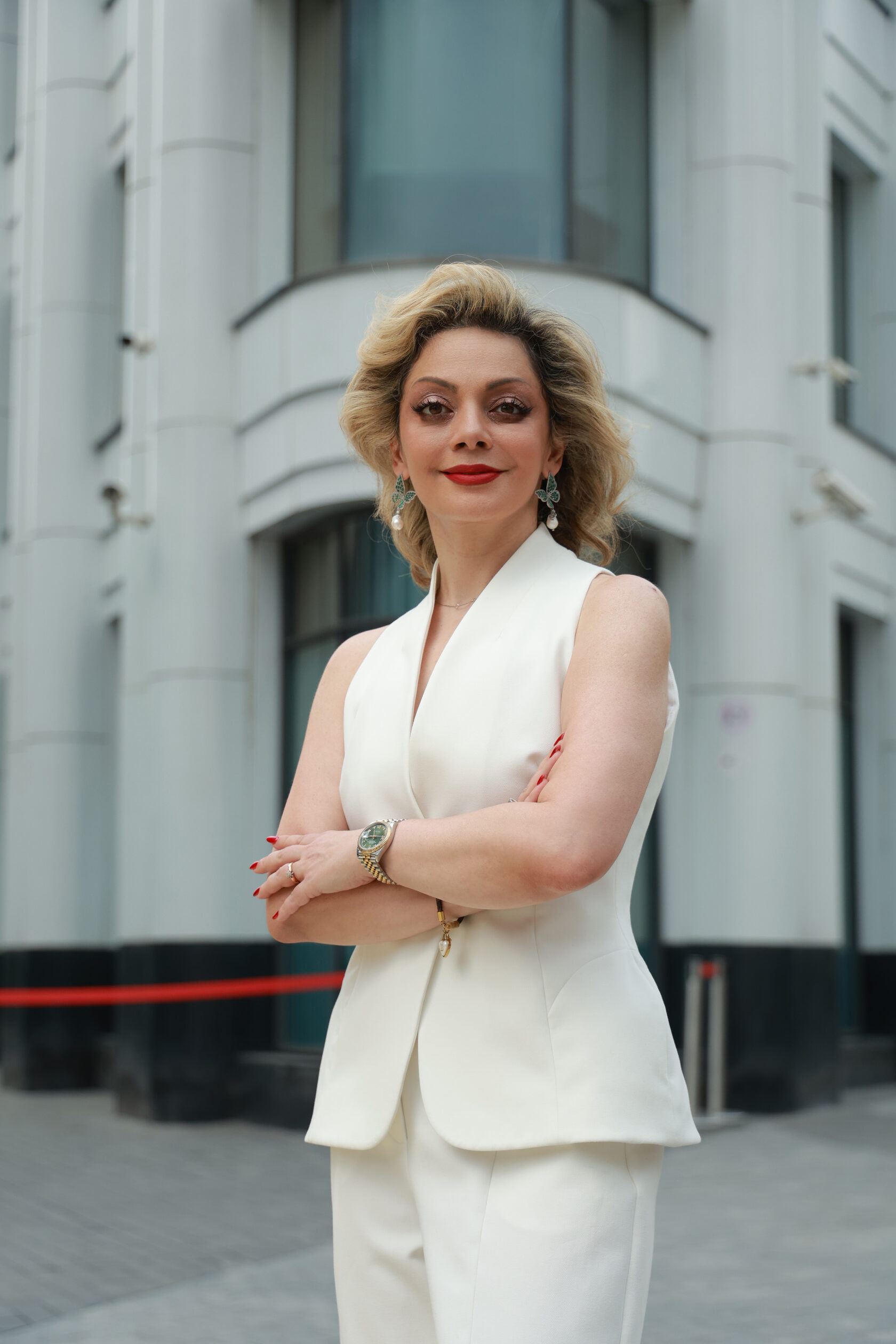 Анетта Орлова в белом костюме