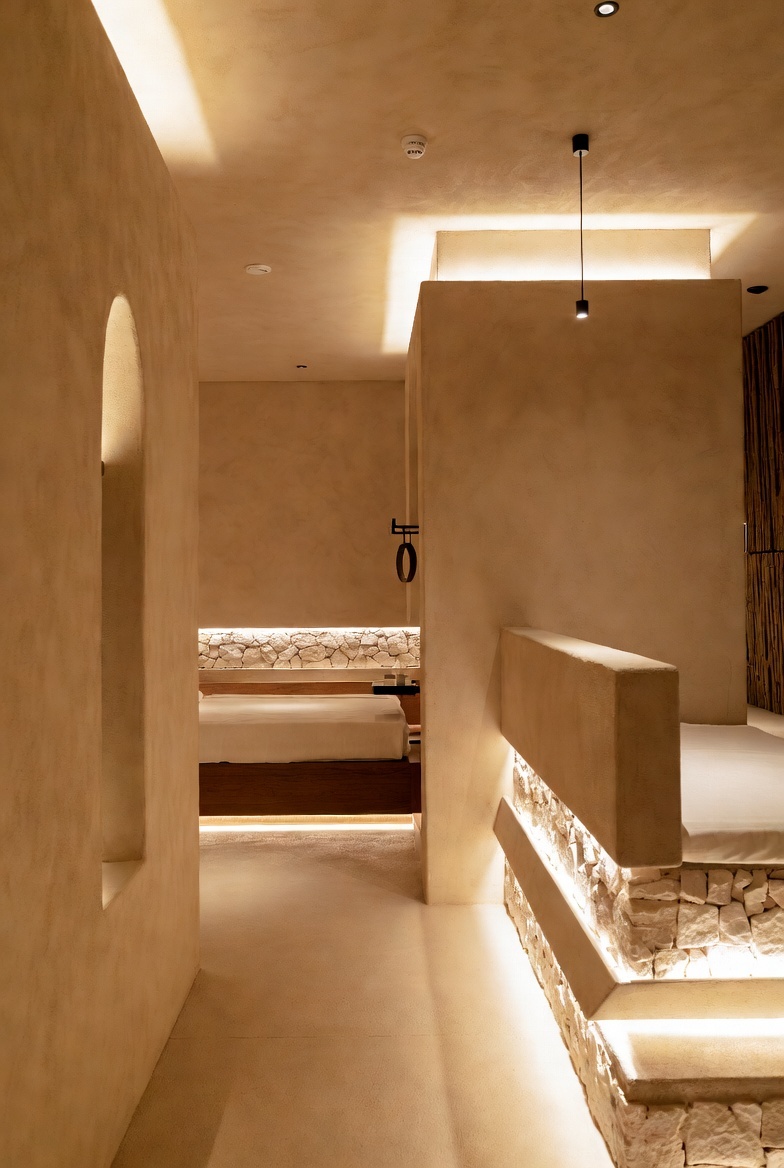 SPA-зона отеля с отделкой из микроцемента и мягкой подсветкой