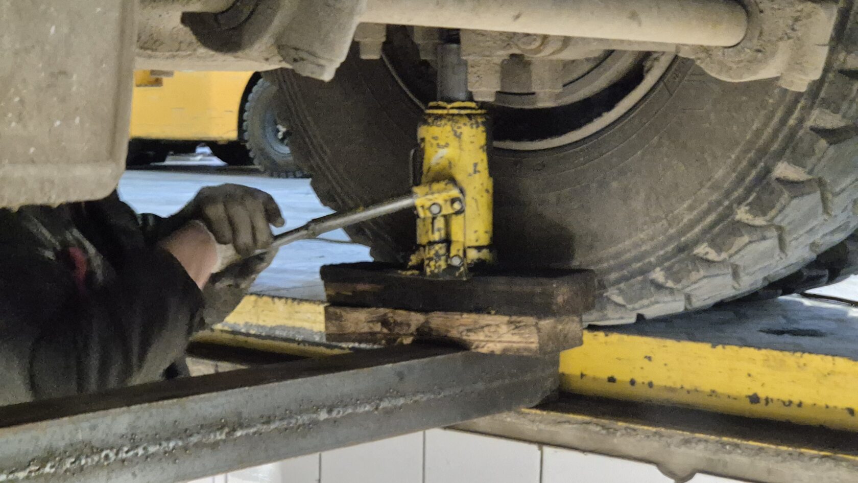 Поддомкрачивание задней балки мусоровоза МАЗ