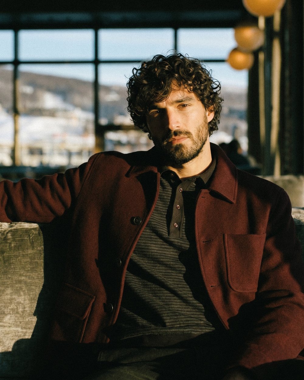 Outfit Italy Autunno-Inverno 2026-27: giacca bordeaux e polo in maglia