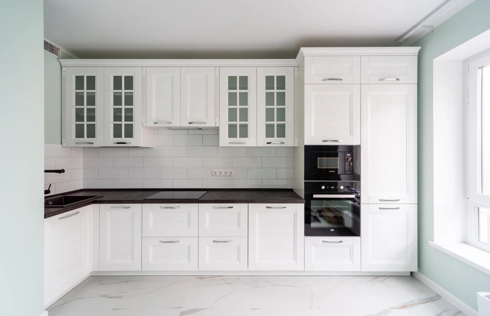 Кухня Кантри в белом цвете от дизайнера на заказ