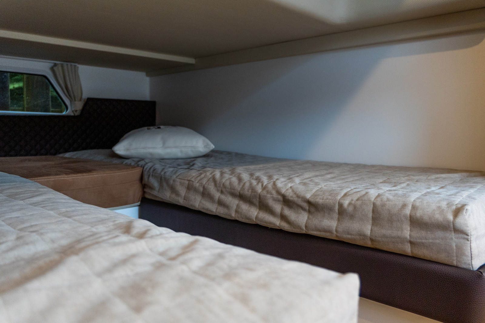 Nord Star 33+ корпус, носовой ракурс у причала