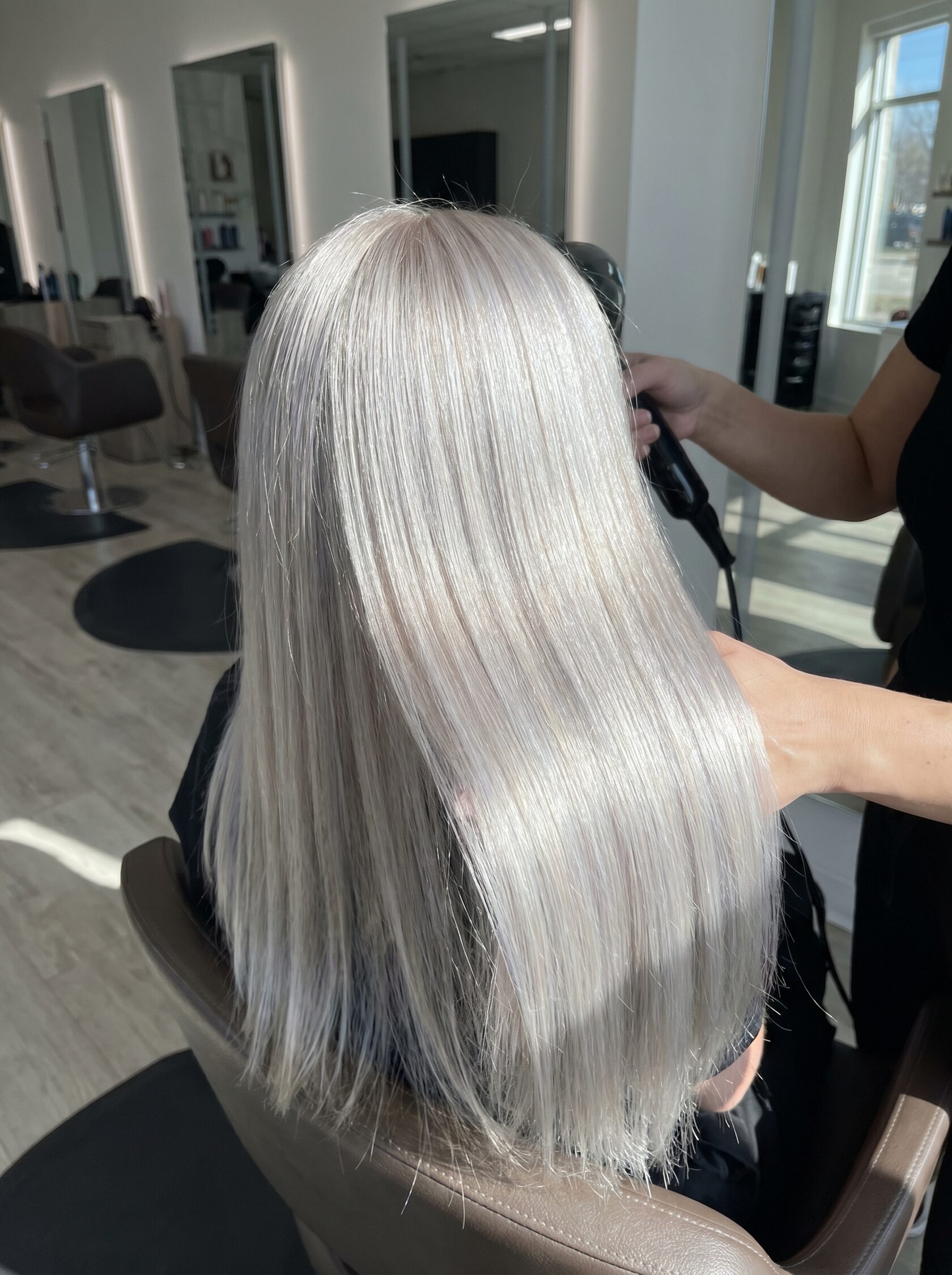 девушка с окрашиванием арктический блонд на длинных прямых волосах