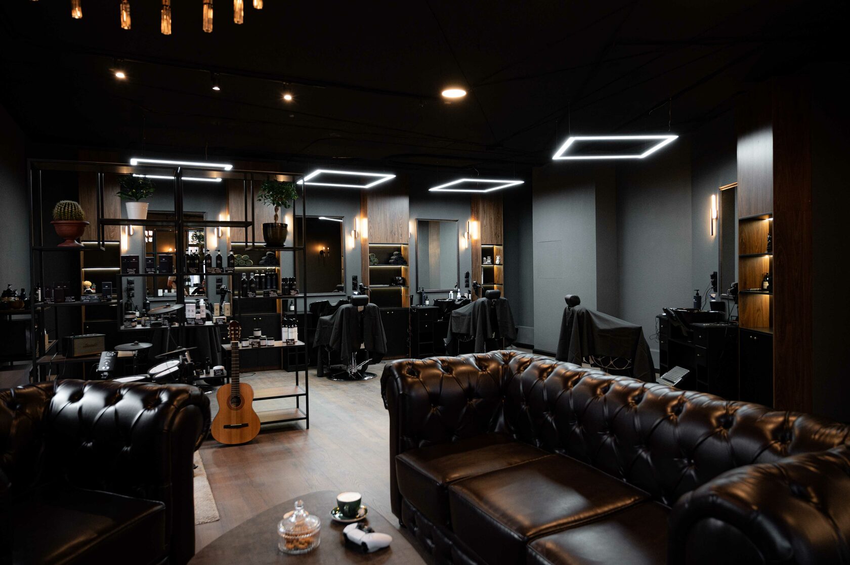 БАРБЕРШОП \"CHAPTER\" В ГОРОДЕ САНКТ-ПЕТЕРБУРГ. ПРЕМИАЛЬНЫЕ МУЖСКИЕ СТРИЖКИ