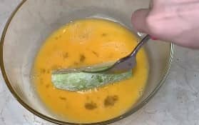 Приготовление наггетсов из кабачков в духовке брусочками: шаг 9