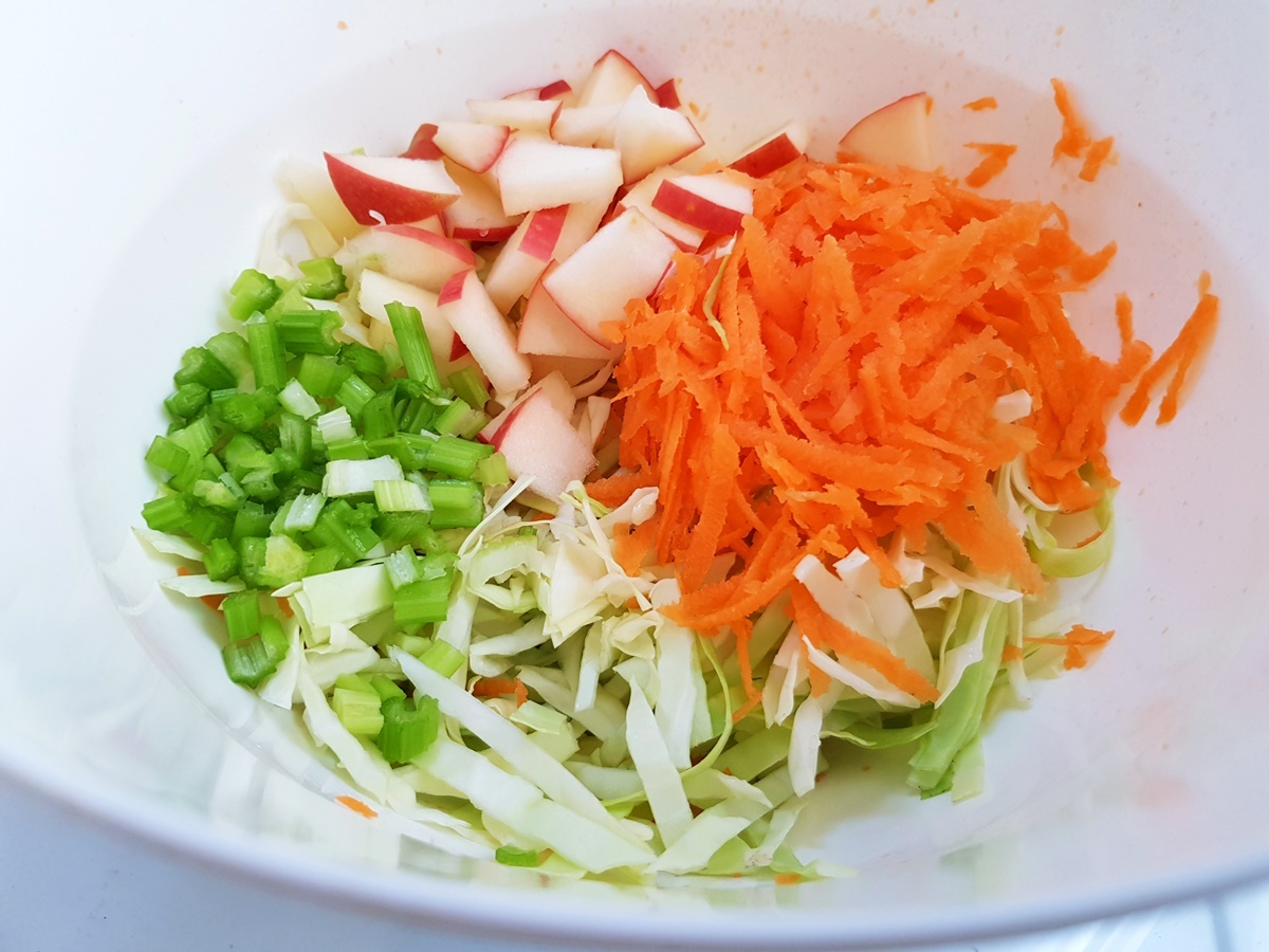 Салат коулслоу из капусты с морковью и яблоками